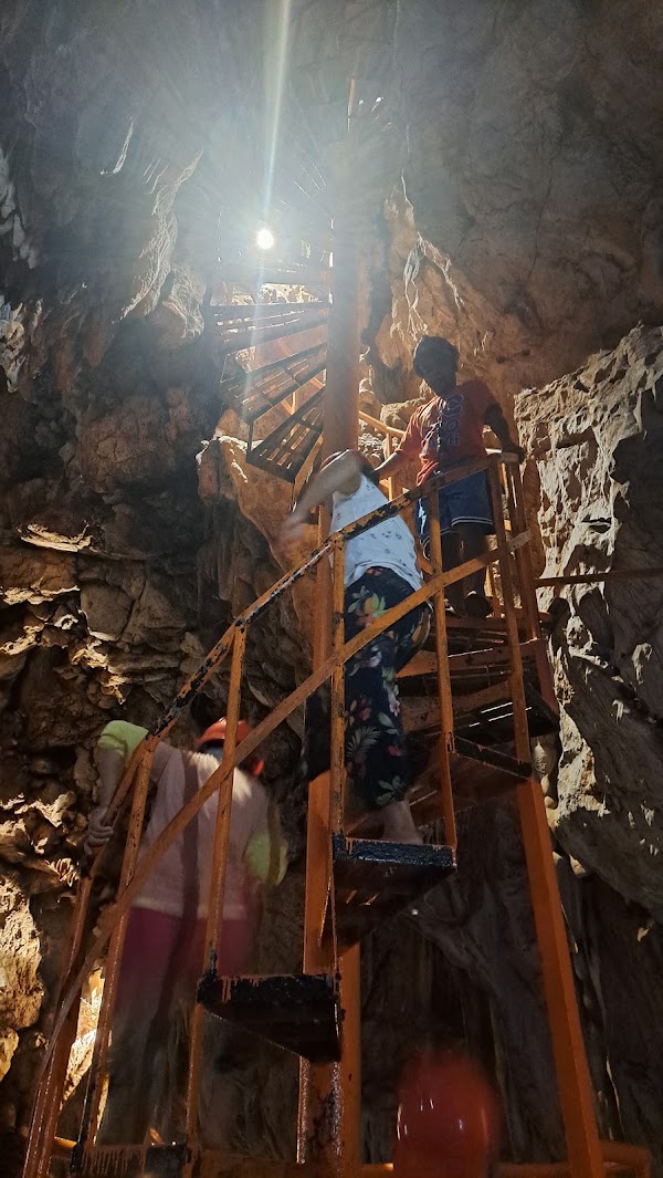 Pukaway Cave Underground Lake 4
