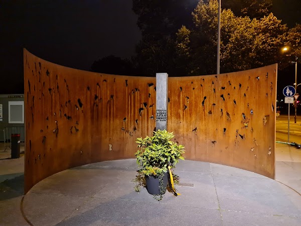 Monument to the Oktoberfest bombing victims in 1980 1