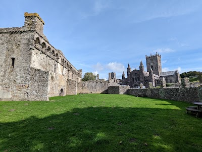 St Davids Bishop's Palace / Llys yr Esgob Tyddewi