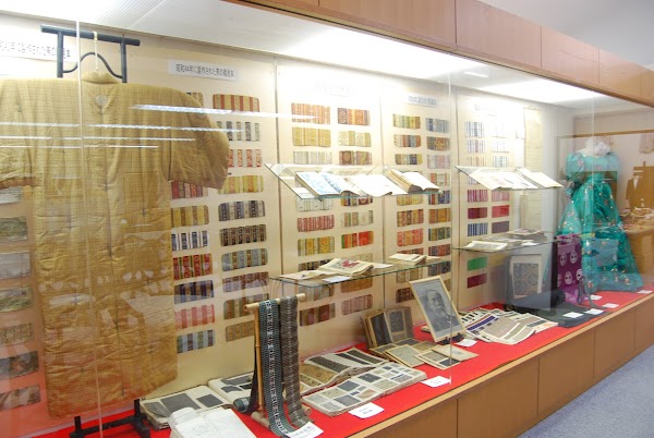 Factory & Gallery of Traditional Textile 'Hakataori'