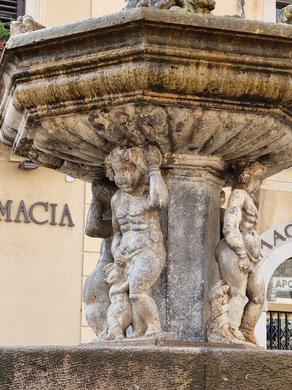 Fontana di Piazza Duomo 2