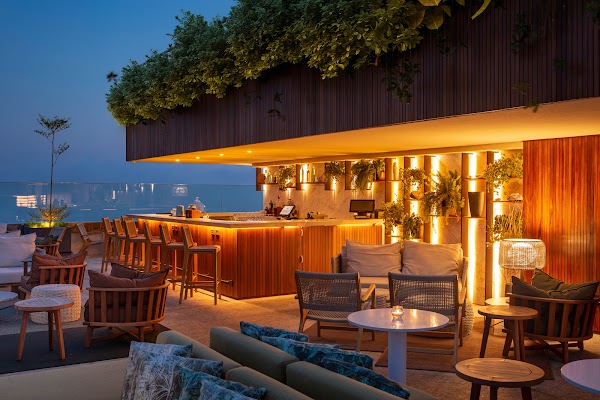 Isabel Lounge
