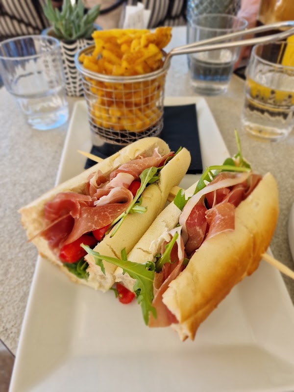 Wave Cafe Bar 4