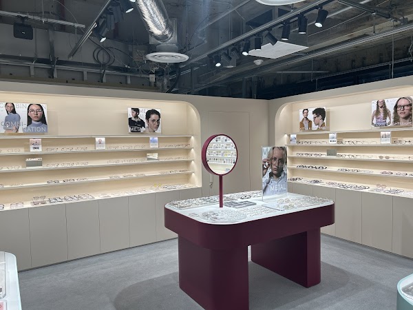JINS 新宿店 4