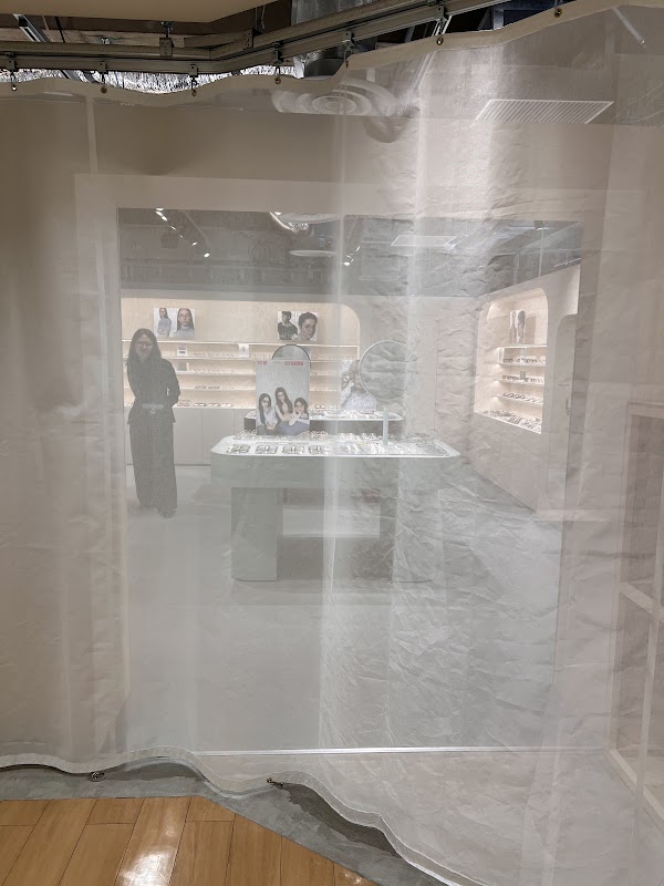 JINS 新宿店 2