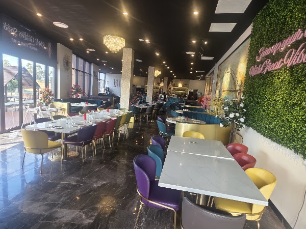 𝗥𝗢𝗬𝗔𝗟 𝗚𝗢𝗟𝗗𝗘𝗡 𝗦𝗣𝗢𝗢𝗡 -A Royal Touch To Every Bite - BEST Restaurants in Officer Victoria 3