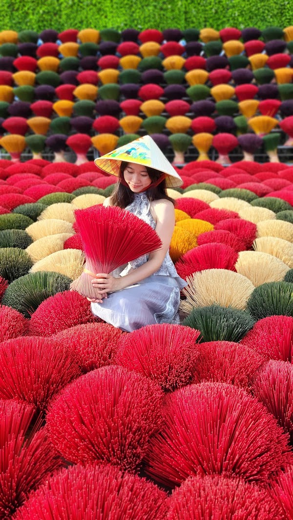 Làng làm hương đỏ