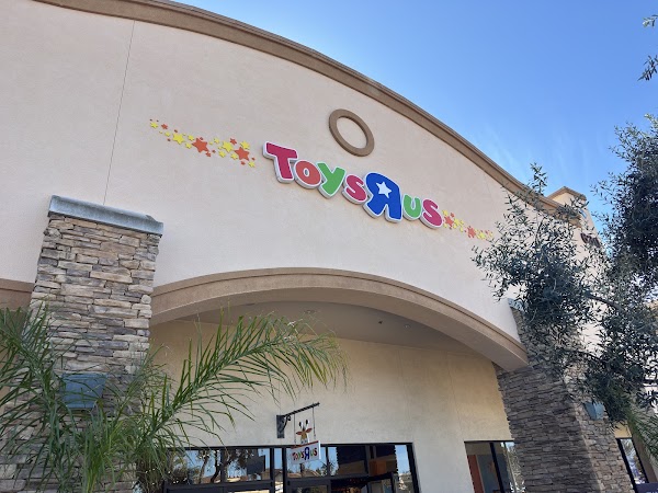 Toys"R"Us at Camarillo Premium