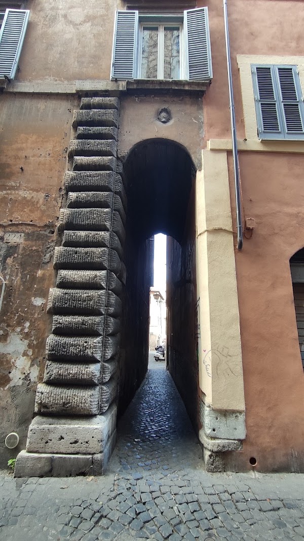 Vicolo di San Trifone 4