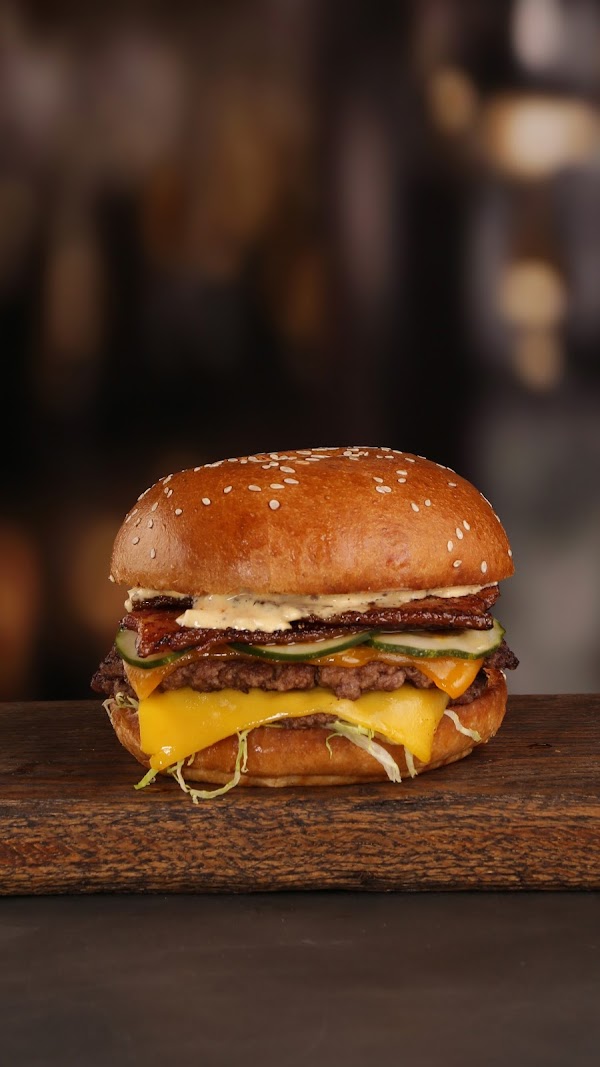 Brennan's Gourmet Burger Shack inside The Emerald Isle