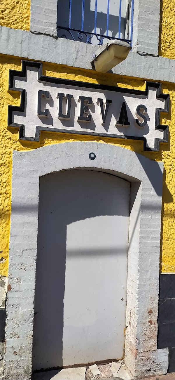 La Cuevona, tienda de alimentación Artesanal. Degustación de Quesos y Sidra en La Cuevona, Ribadesella 4