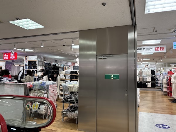 UNIQLO (Mitsukoshi Department Store) 1