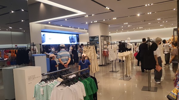 ZARA Myeong-dong Noon Square Flagship Store 5