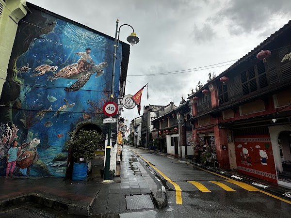Penang Street Art - Kids on bicycle by Ernest Zacharevic 2