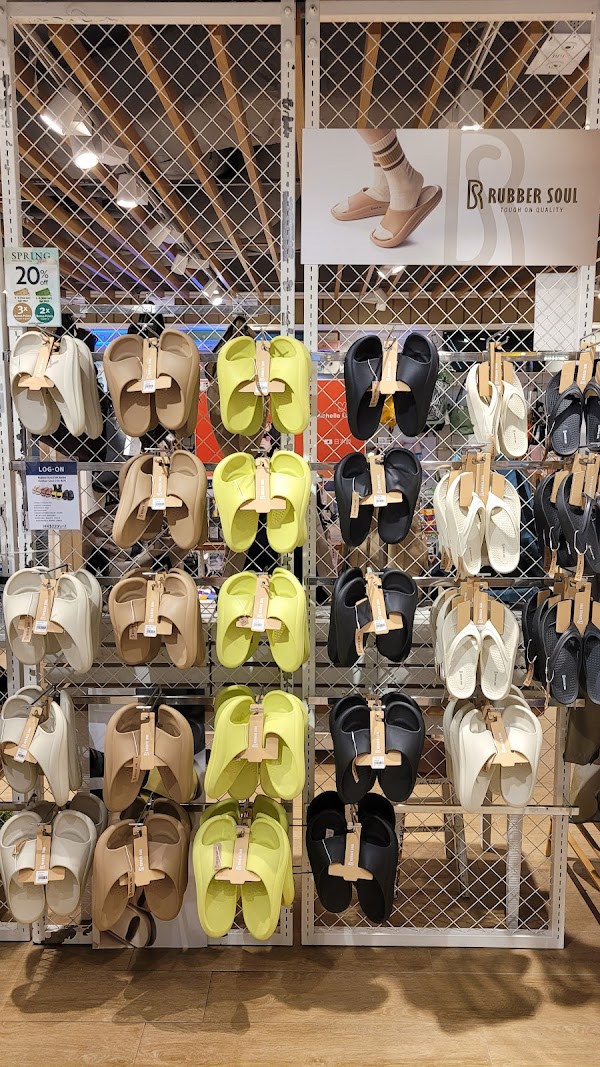 LOG-ON (Festival Walk) 4