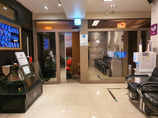 Lamiche Dermatology 3