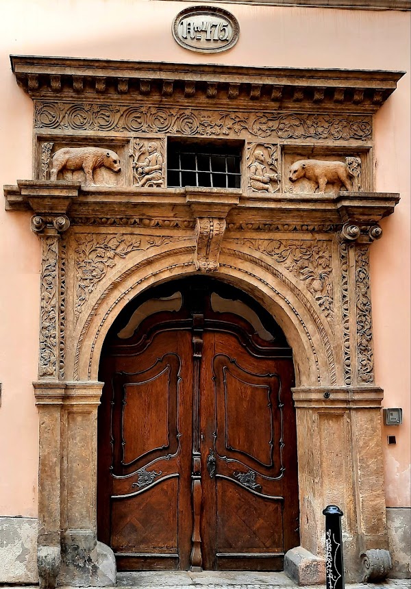 House at the Two Golden Bears