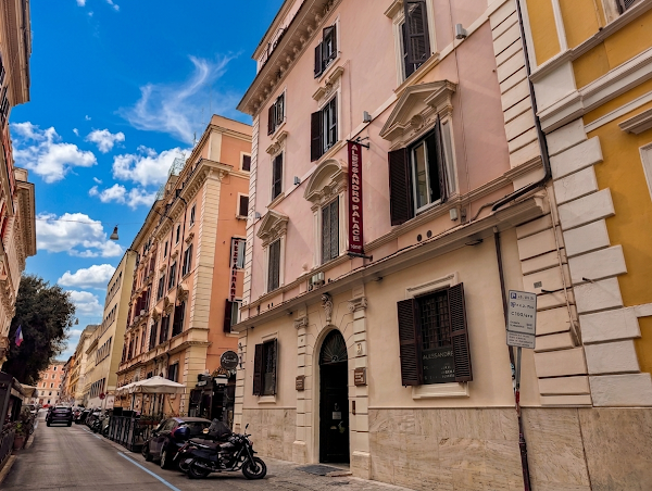 Alessandro Palace & Bar