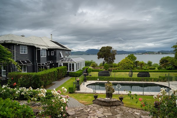 Black Swan Lakeside Boutique Hotel