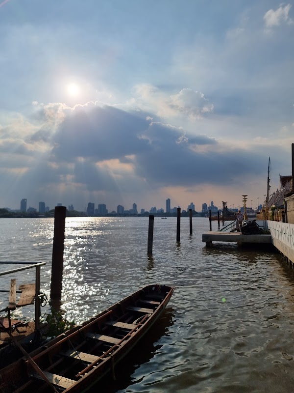 Wat Khlong Toei Nok Pier