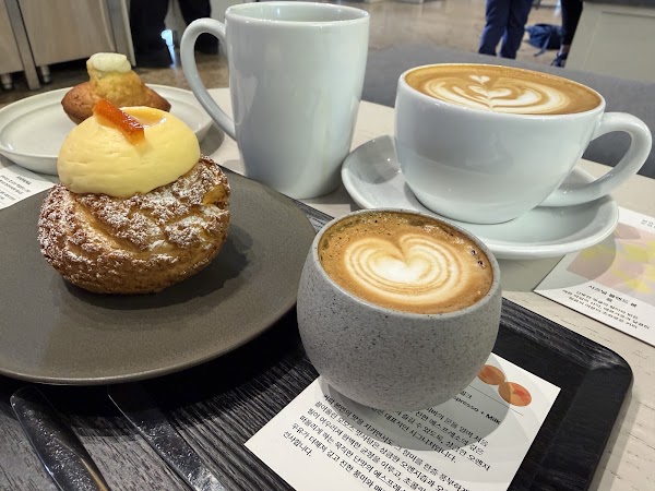 Momos Yeongdo Roastery & Coffee bar 3