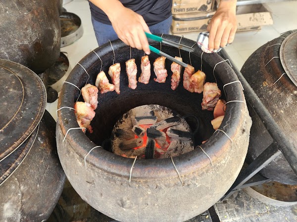 Heo nướng lu Ông Phú Đạt 3