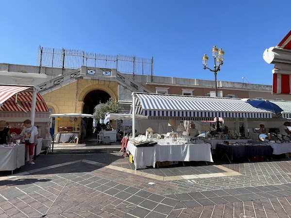 Marché des Antiquités (Samedi)