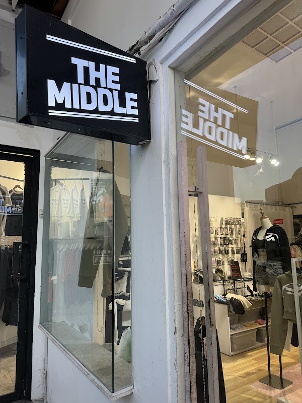 THE MIDDLE VN