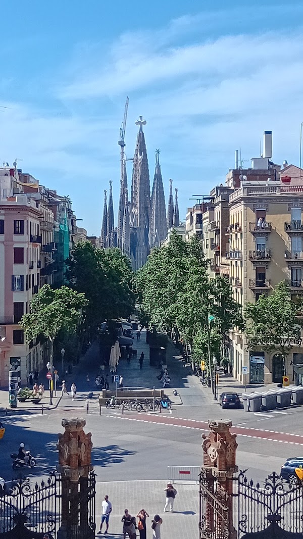 Gaudi Square - Plaça de Gaudí 5