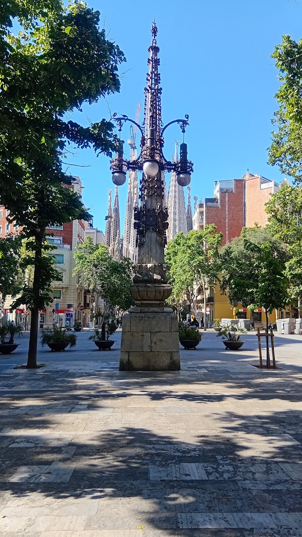 Gaudi Square - Plaça de Gaudí 4