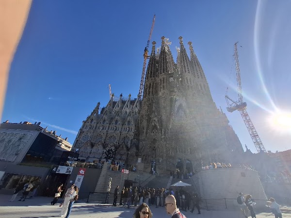 Gaudi Square - Plaça de Gaudí 2