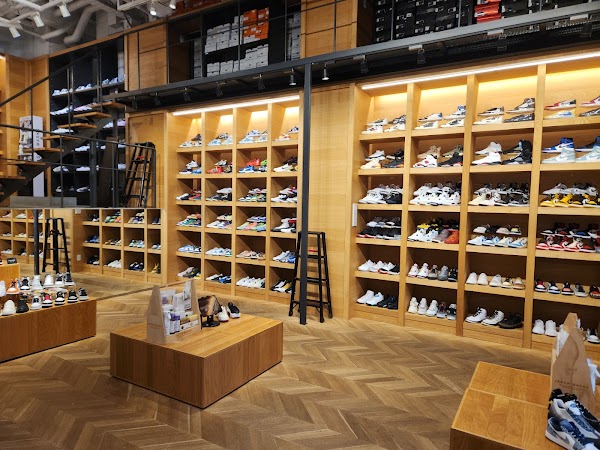 KICKS LAB. Pino Harajuku Branch 4