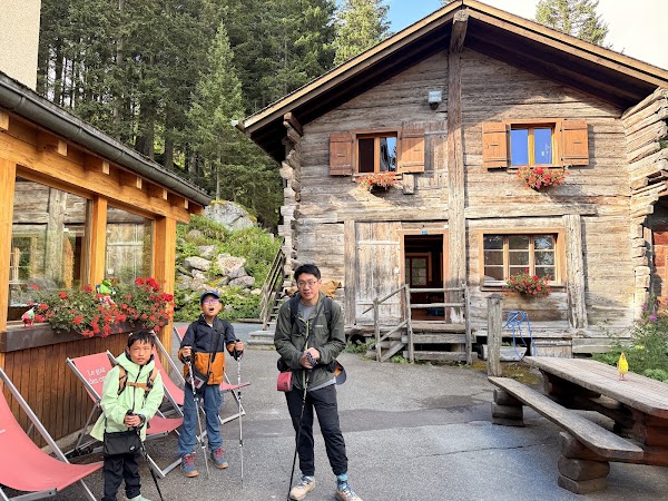Maya Joie, L'auberge