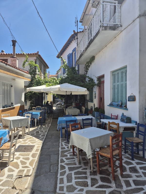 BLUE CHAIRS RESTAURANT EΣΤΙΑΤΟΡΙΟ ΠΛΑΤΕΙΑ ΒΟΥΡΛΙΩΤΩΝ