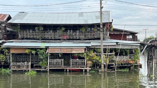Si Yaek Huatakhe Cafe & Guesthouse 3