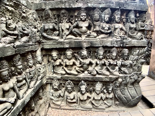 Preah Ponlea Sdach Komlong (Terrace Of The Leper King)