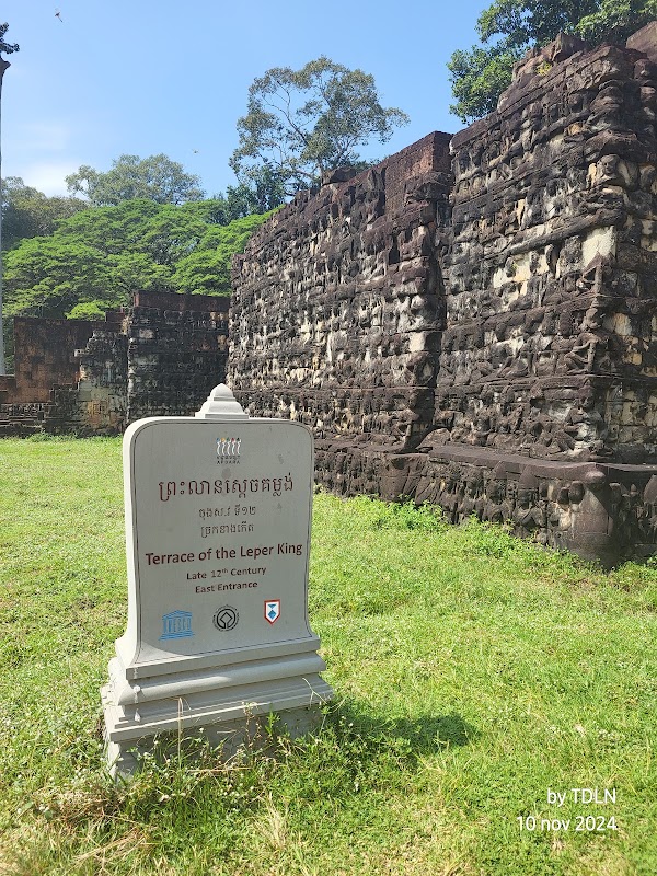 Preah Ponlea Sdach Komlong (Terrace Of The Leper King) 2