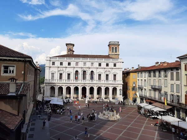 Piazza Vecchia 4