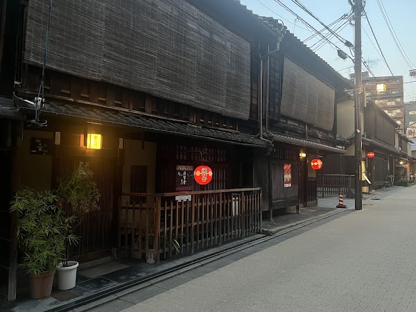 Hanamikoji Street 4