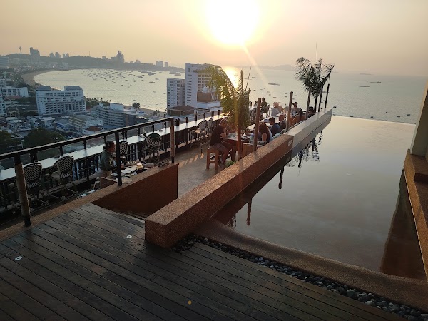 Skybar Summer Club - Pattaya Restaurant and Rooftop Bar 3