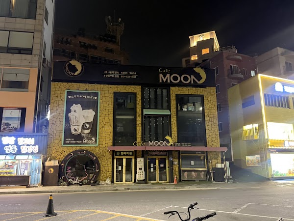 Cafe Moon