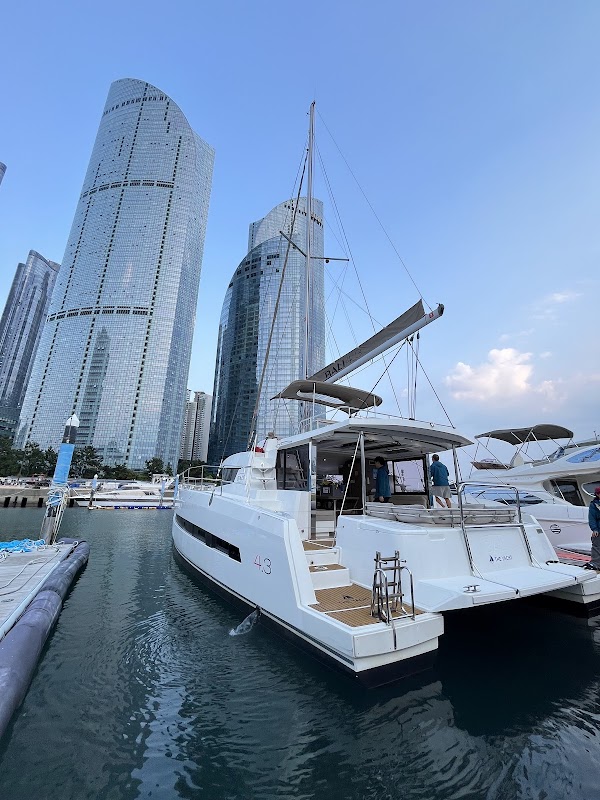 The Yacht 2