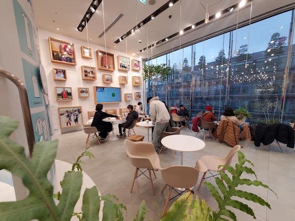 Uniqlo Ginza Flagship Store 2