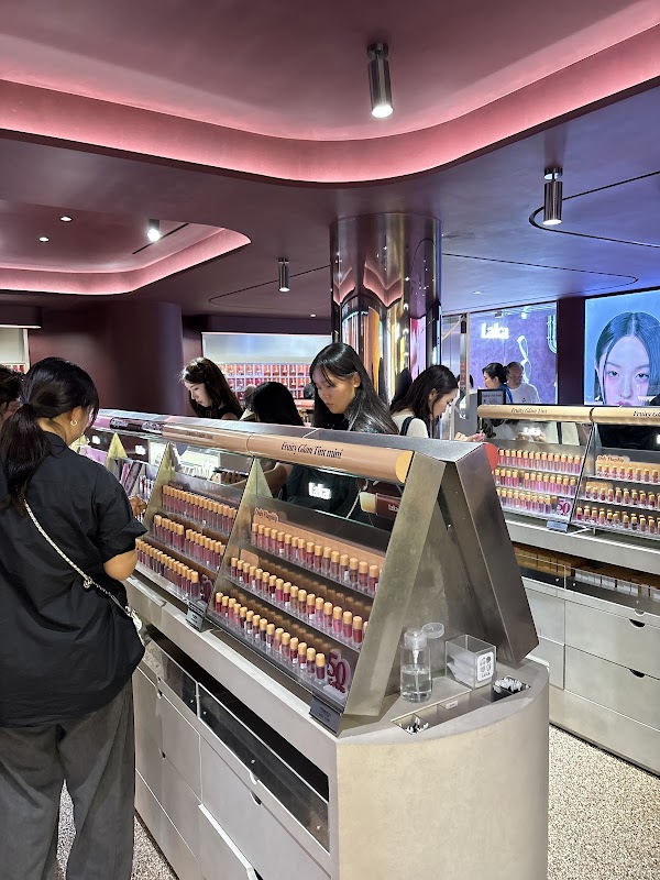 LAKA FLAGSHIP STORE 4