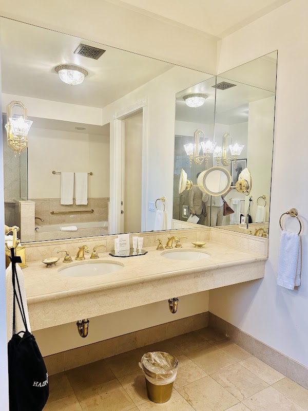 The Genevieve Hotel 3