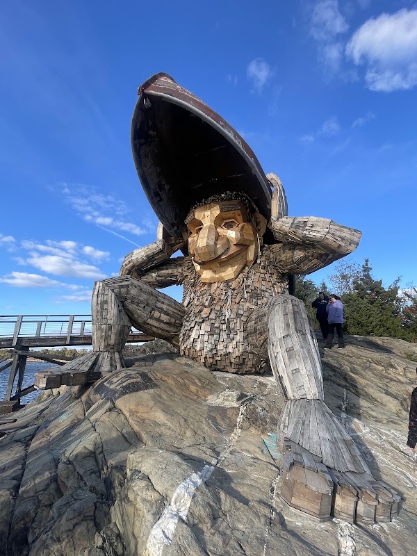 "Mrs. Skipper" Sculpture by Thomas Dambo 1