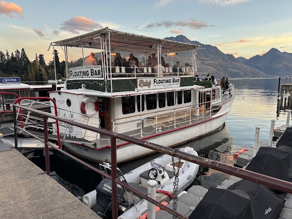 Perky's - Floating Bar Queenstown 3