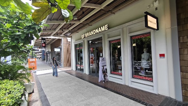 SF BRANDNAME สาขา Central Village รับซื้อ ฝากขายกระเป๋าแบรนด์เนมมือสอง ให้ราคาสูง เน้นหลุยส์ ชาแนล