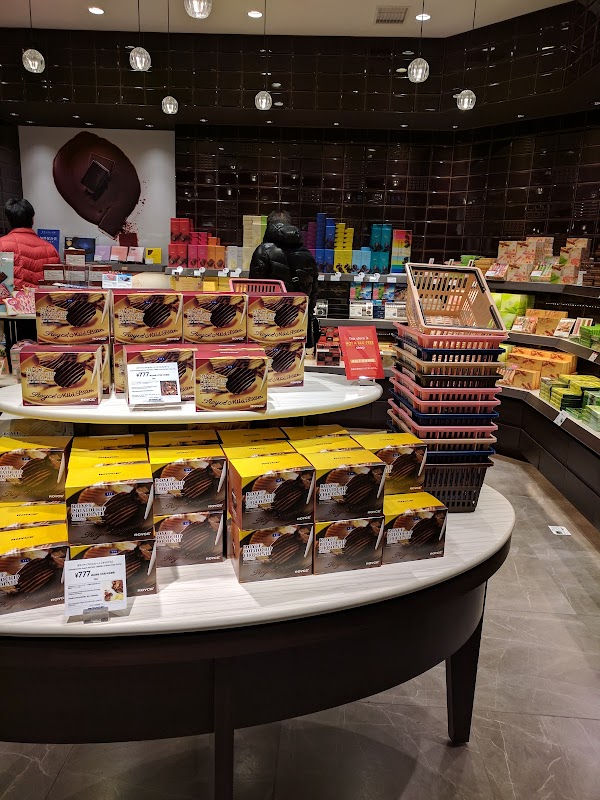 Royce’ Chocolate World 2
