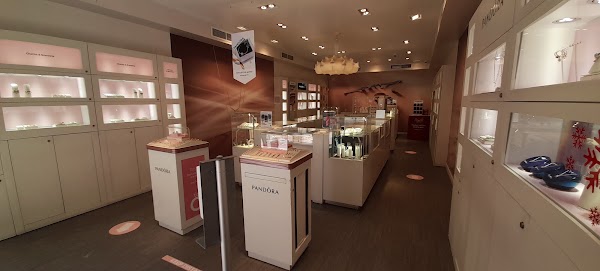 Pandora Front Street 5